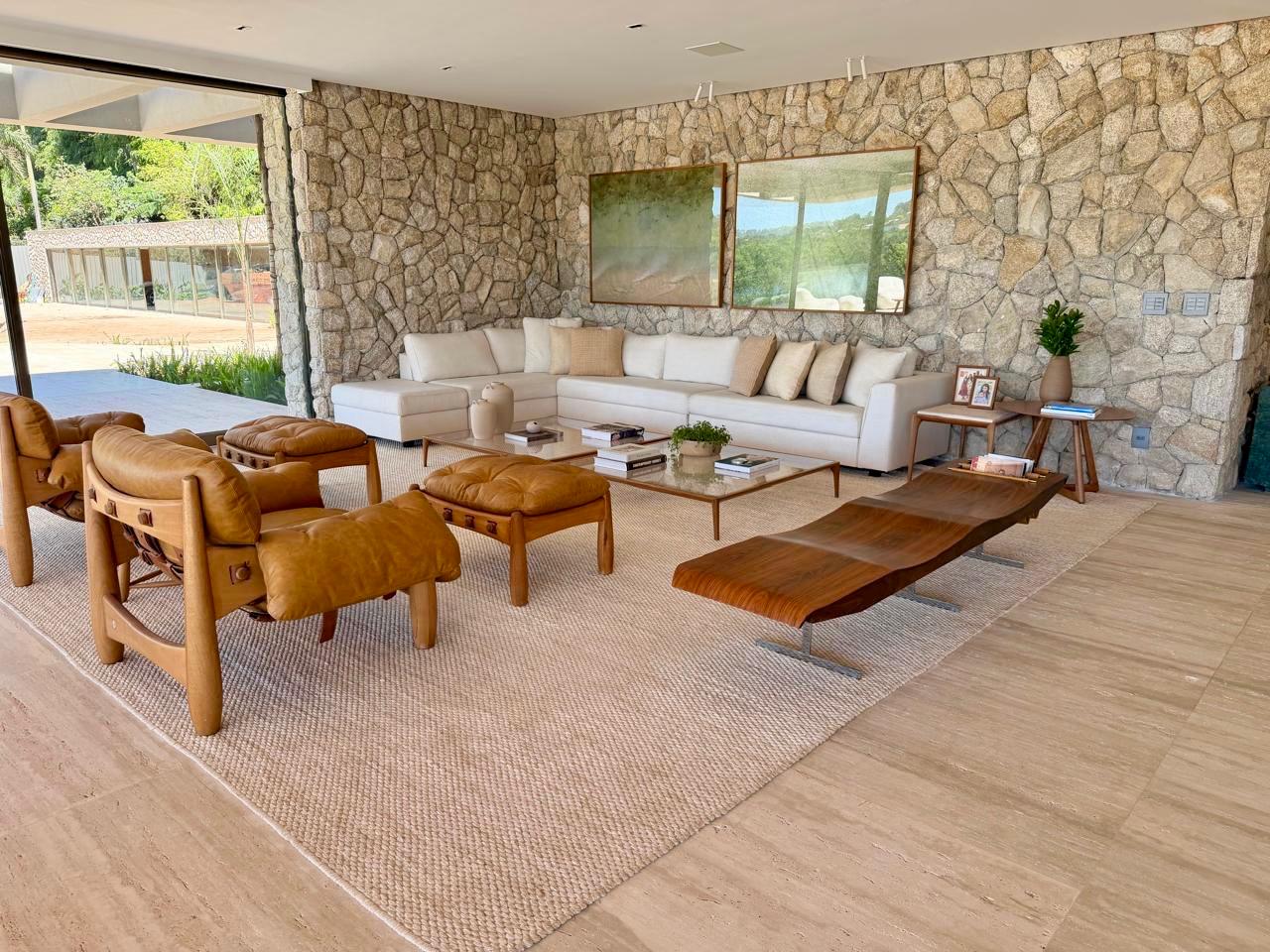 Sala de estar mobiliada com vista para o jardim