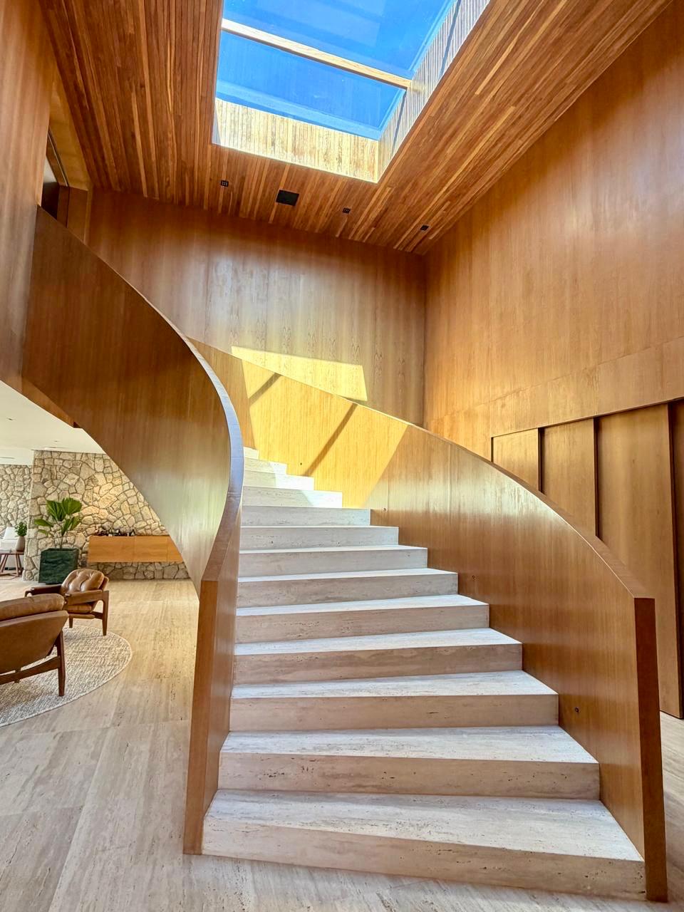 Escada monumental em travertino e madeira